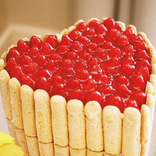 新鮮な苺をたっぷり使ったウエディングケーキ