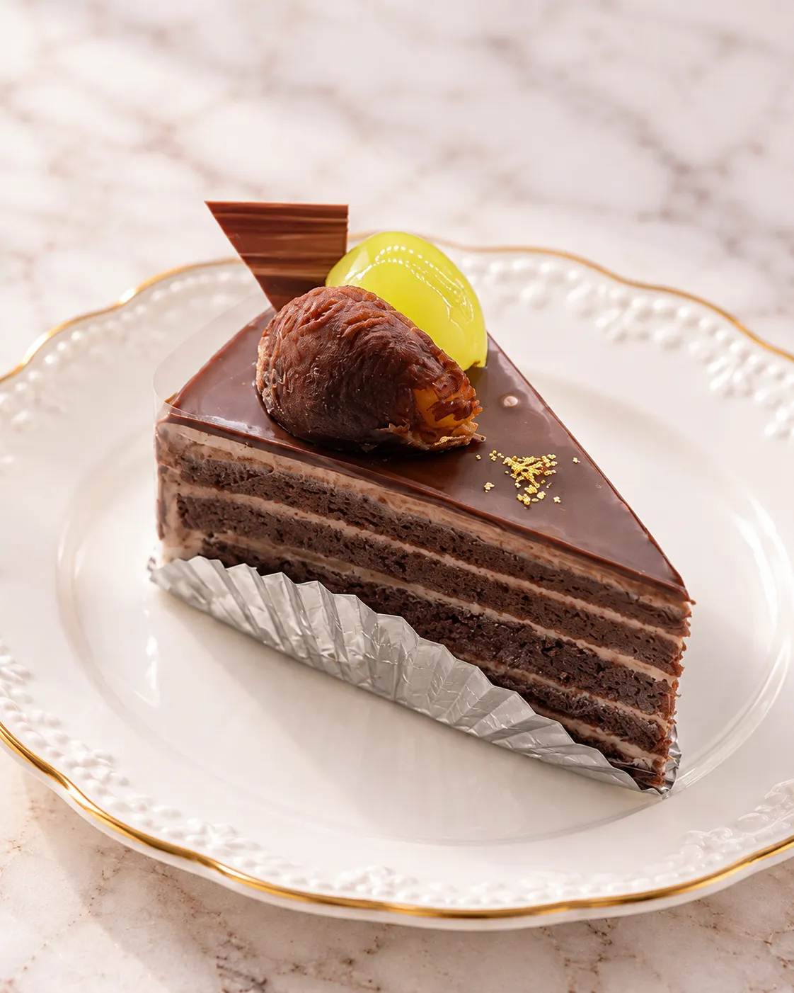 栗とシャインマスカットを飾った福井製菓のチョコトルテ