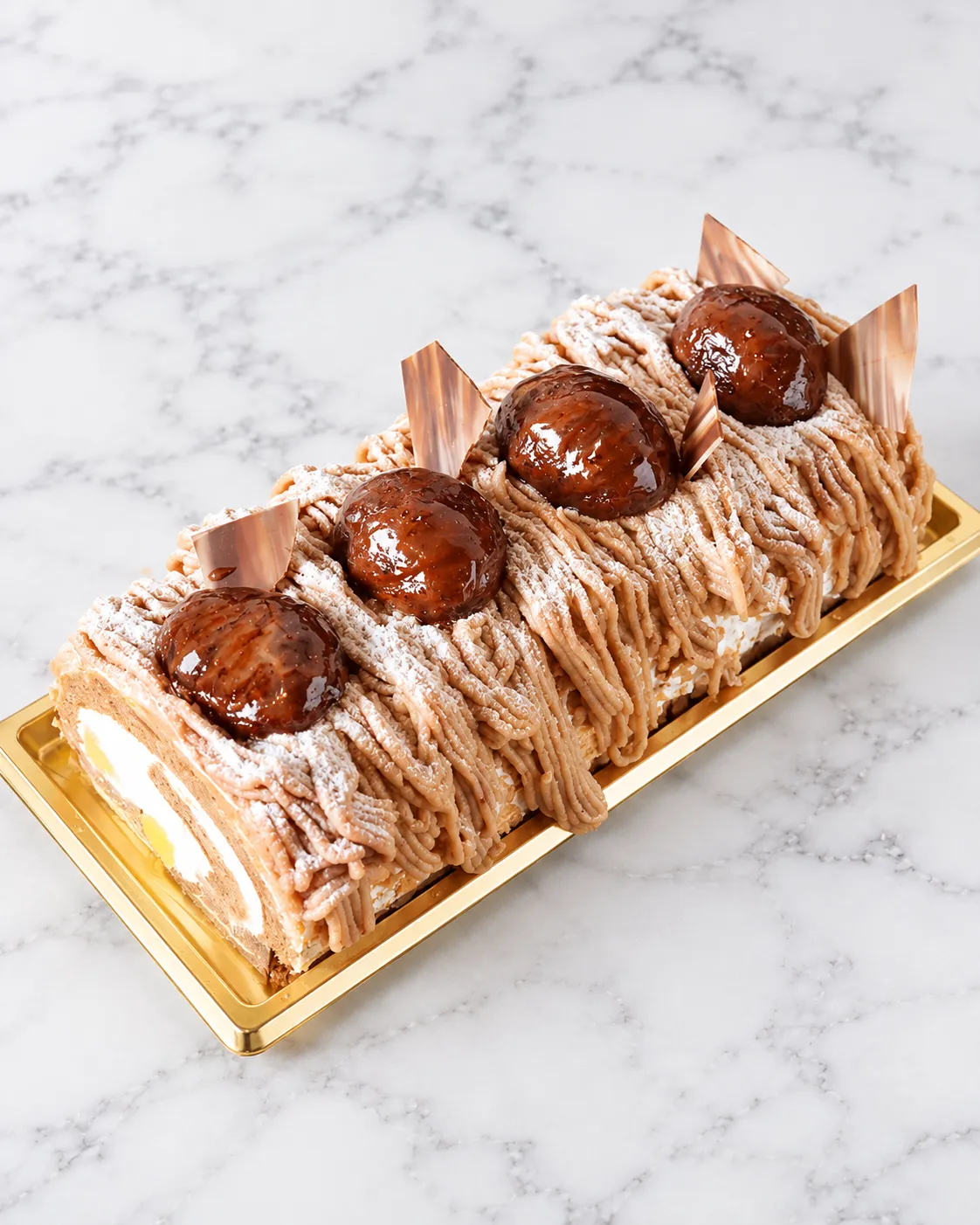 栗とモンブランクリームをたっぷり飾った福井製菓のロールケーキ
