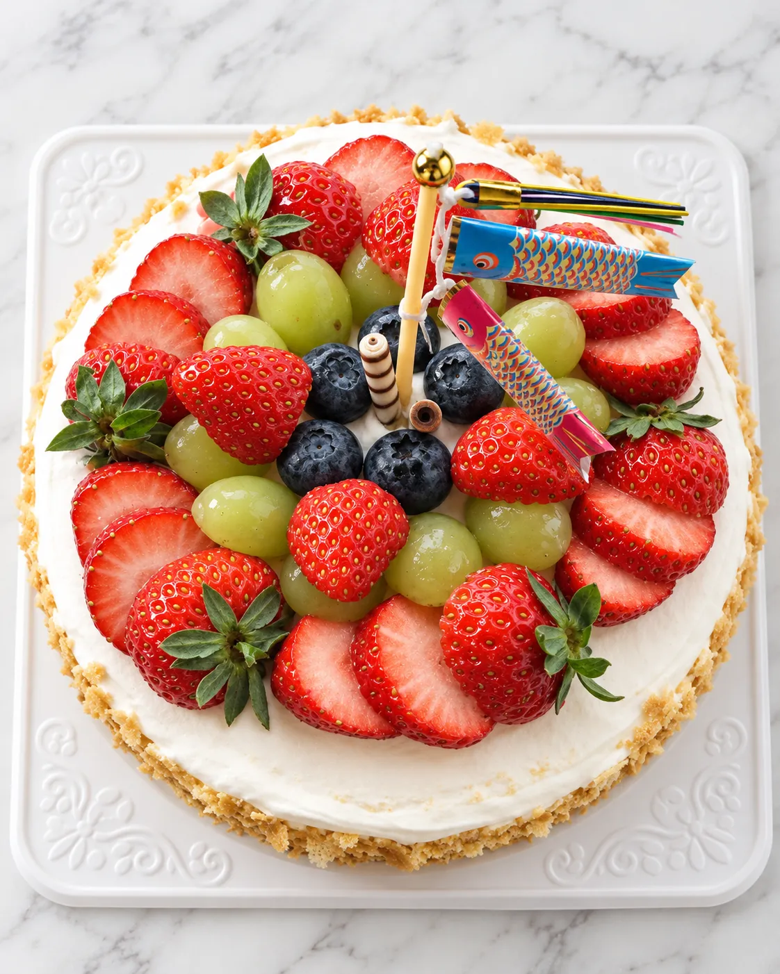 こいのぼりの飾りといちごを載せた福井製菓のこどもの日のお祝いケーキ