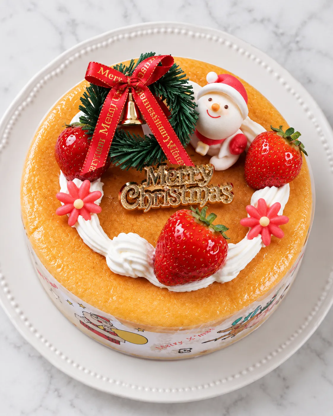 金色のクリスマス飾りといちごを載せた福井製菓のデコレーションケーキ