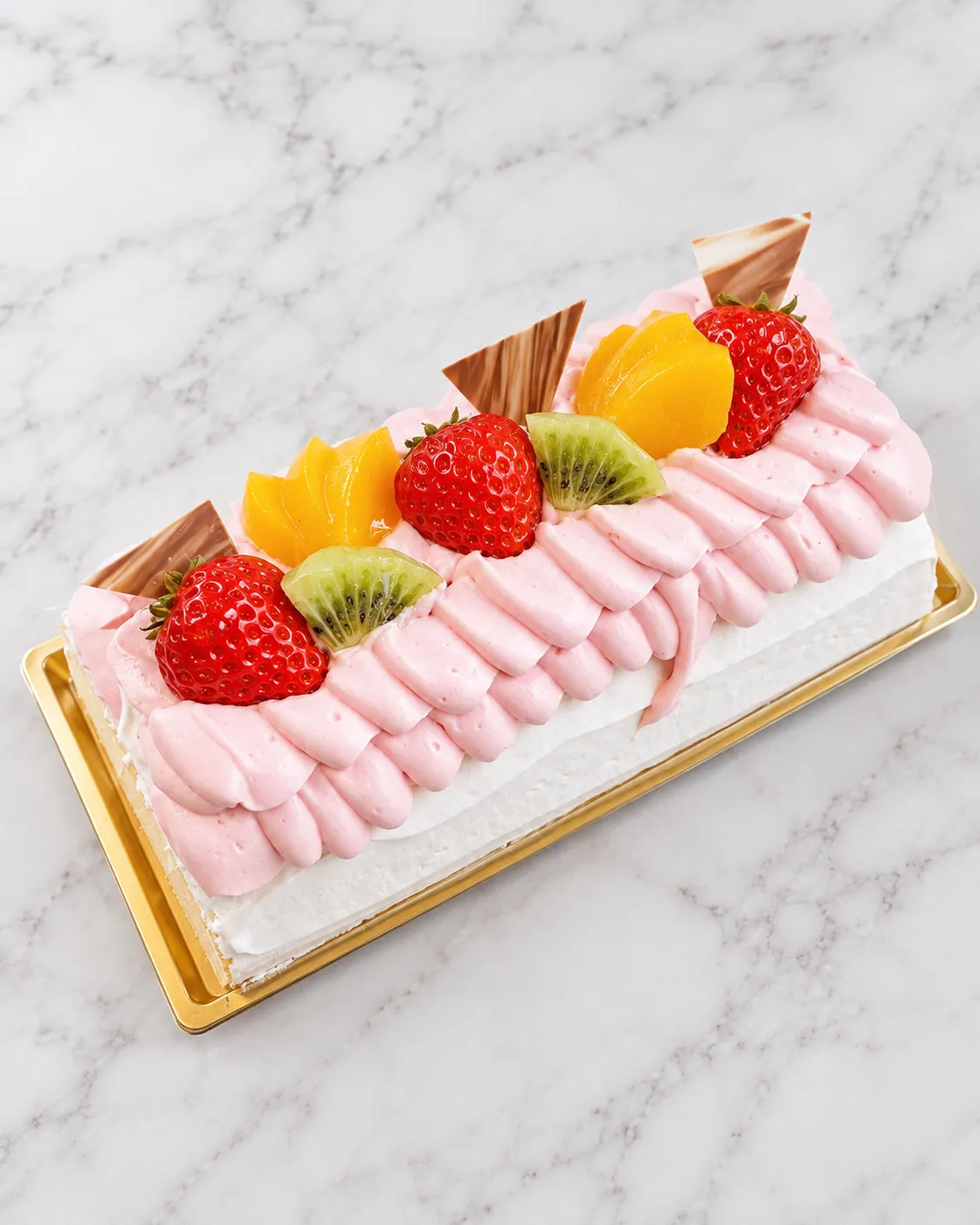 いちごやキウイなどを飾った福井製菓の長方形のフルーツケーキ